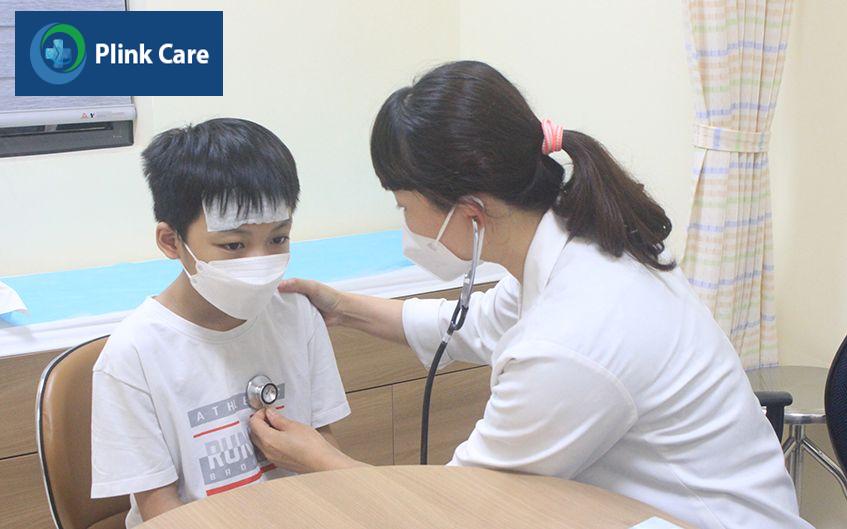 Bé cần được bác sĩ kiểm tra khi tình trạng sốt kéo dài