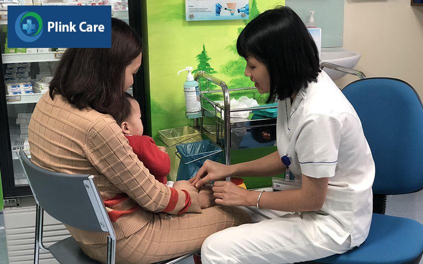 cho trẻ chích ngừa đủ các mũi vaccine viêm màng não