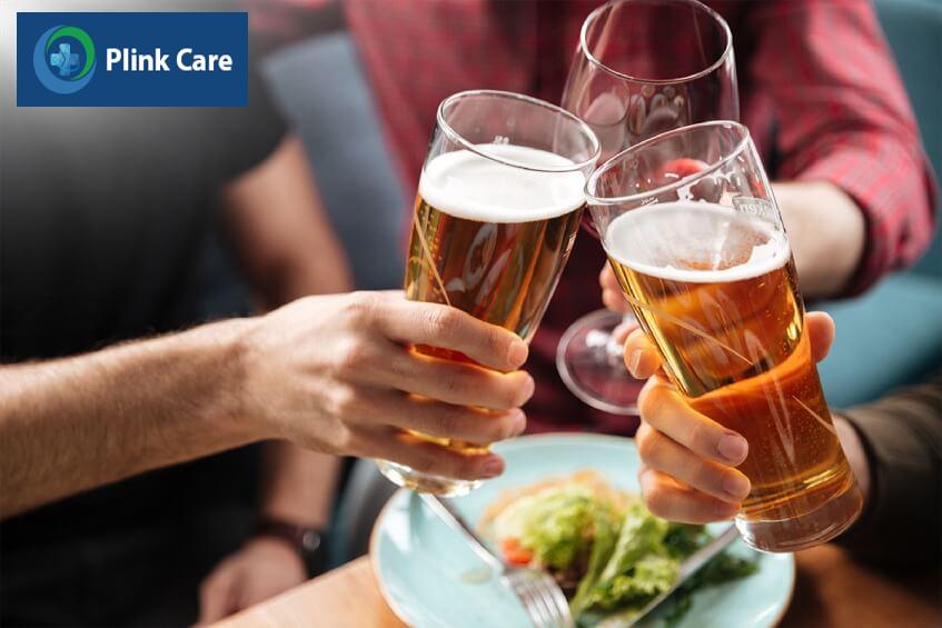 người bị chóng mặt khi nằm xuống cần hạn chế rượu bia