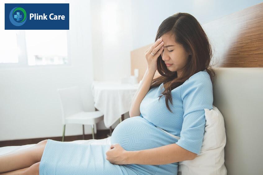 phụ nữ bị đau đầu migraine