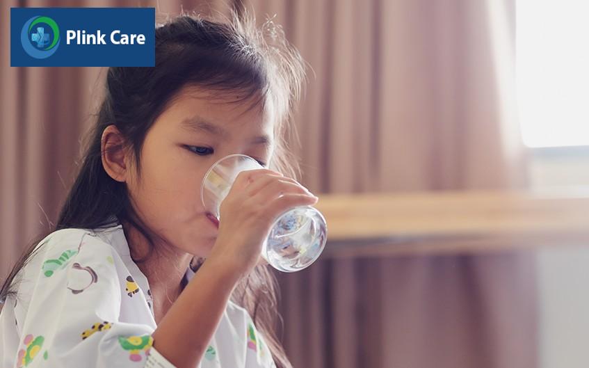 Trẻ bị sốt cần được bổ sung đủ nước mỗi ngày