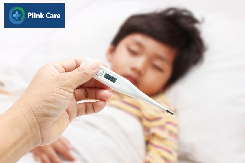 trẻ có thể bị sốt co giật khi thân nhiệt tăng cao