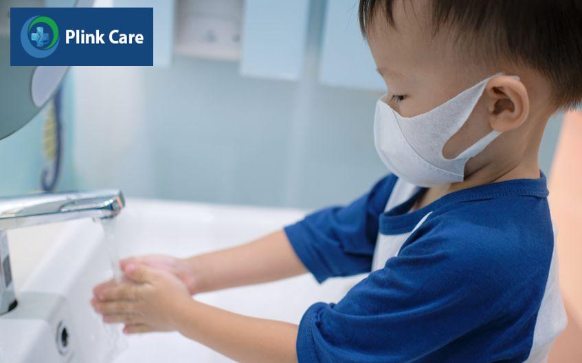 trẻ đeo khẩu trang và rửa tay thường xuyên