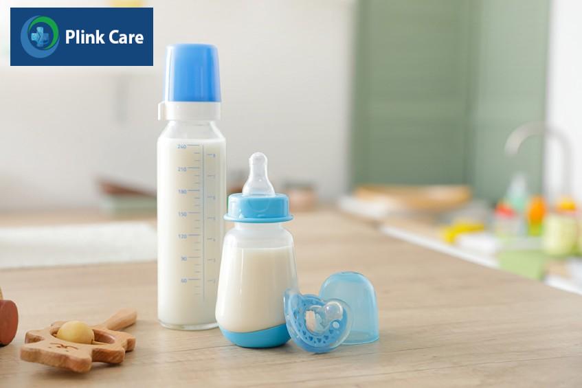 trẻ sơ sinh bị táo bón do dị ứng đạm sữa công thức