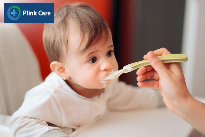 trẻ sơ sinh bị táo bón do thay đổi chế độ ăn uống