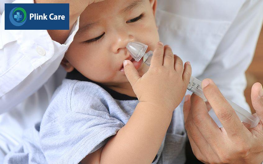 Vệ sinh mũi cho trẻ để giúp bé dễ thở hơn