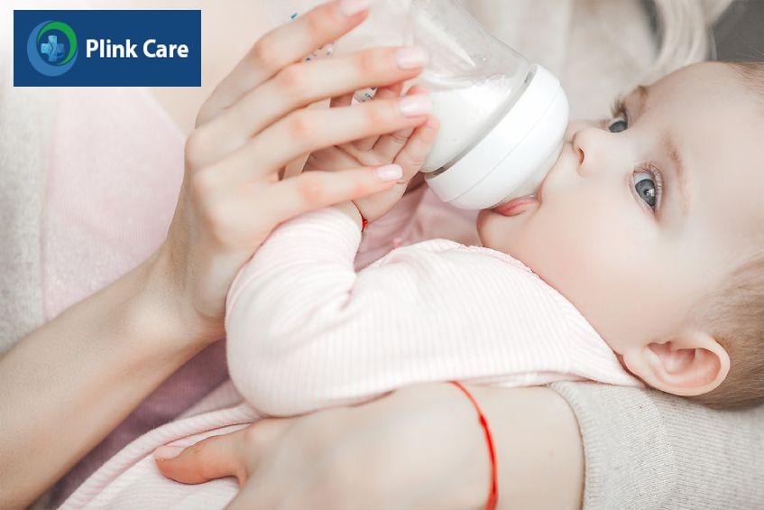 6 tháng tuổi mẹ nên tập cho bé sử dụng sữa công thức