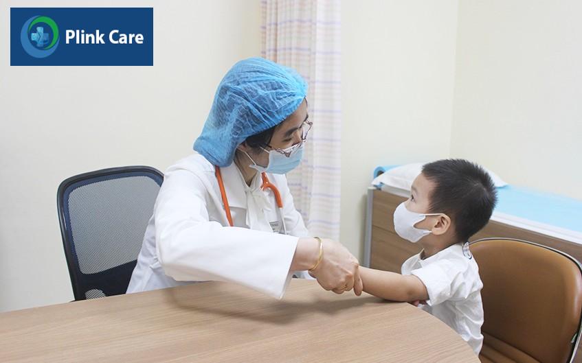 bs lê thị ngọc khám cho trẻ bị viêm tiểu phế quản cấp