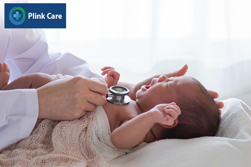 em bé dưới 3 tháng tuổi cần được bác sĩ kiểm tra