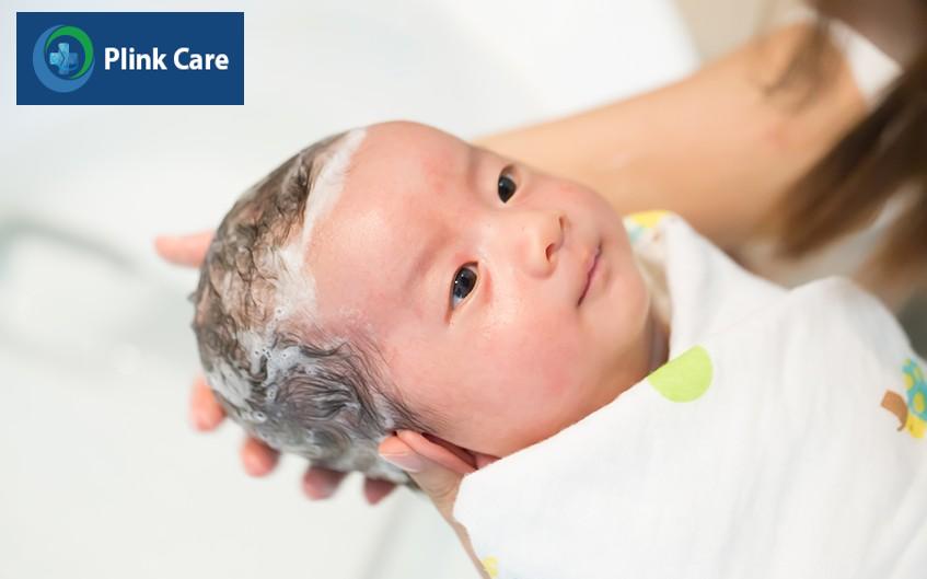 Gội đầu là bước cuối cùng khi tắm cho bé