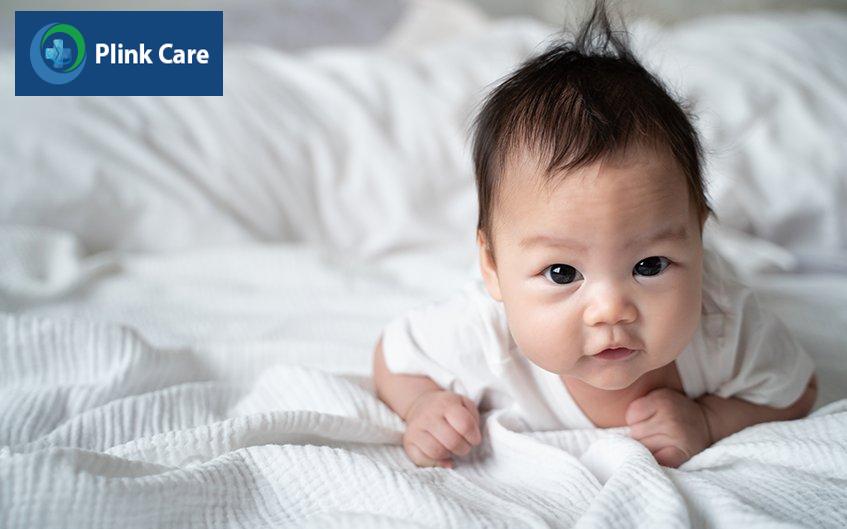 Khi nằm sấp, trẻ 2 tháng tuổi đã có thể tự ngẩng đầu lên