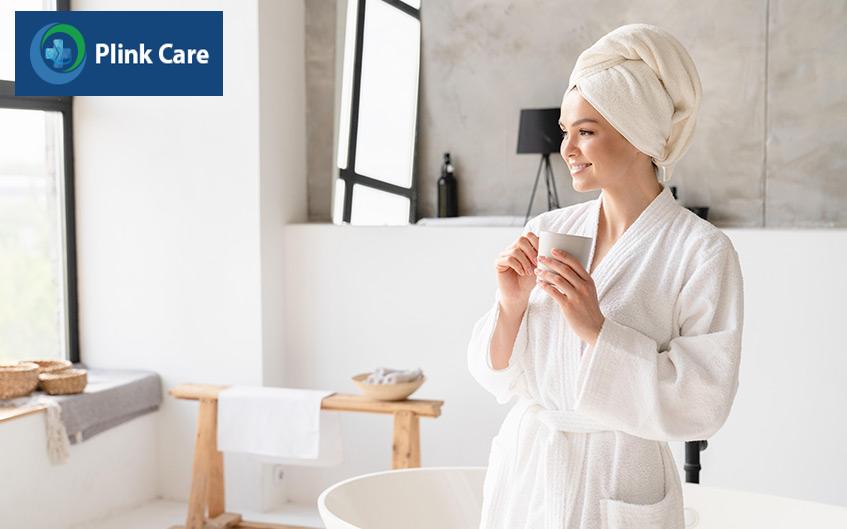 mặc ấm và dùng trà nóng