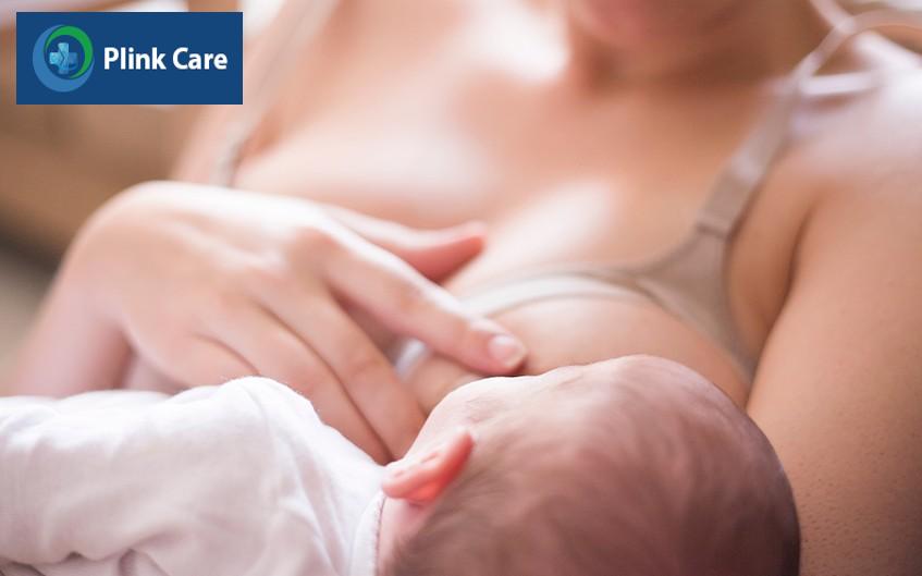Mẹ có thể dùng tay để điều chỉnh ngực khi cho con bú