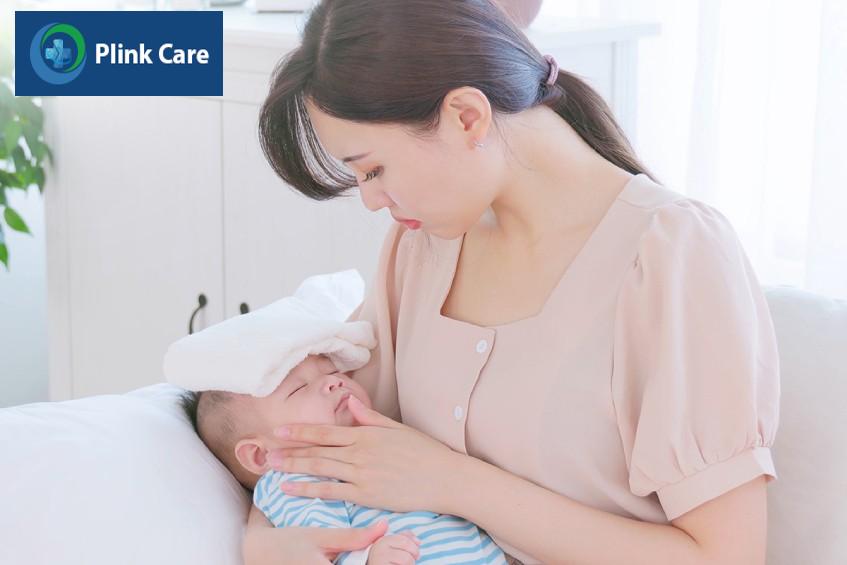 Mẹ có thể làm mát cho bé bằng khăn ấm