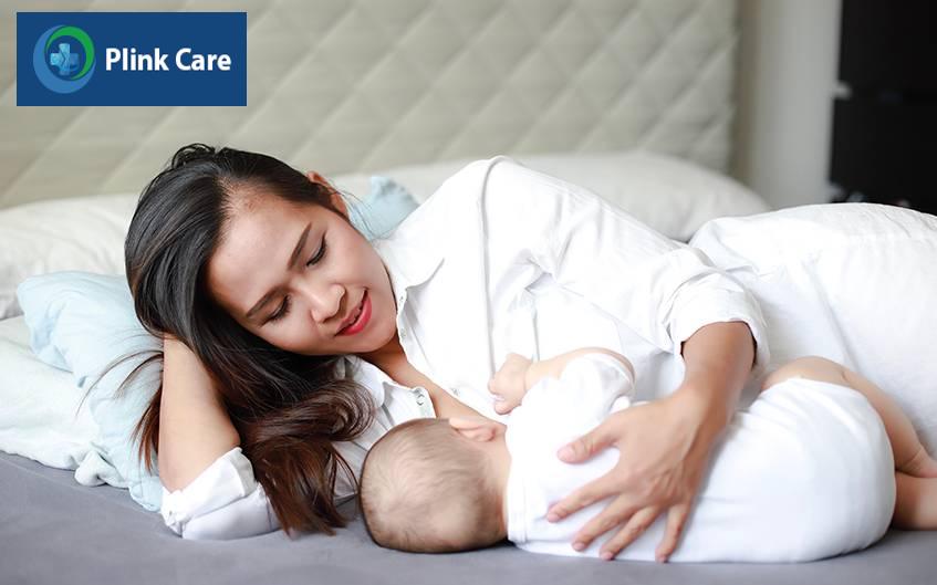 Nằm cho bé bú là tư thế giúp mẹ và bé cảm thấy thoải mái