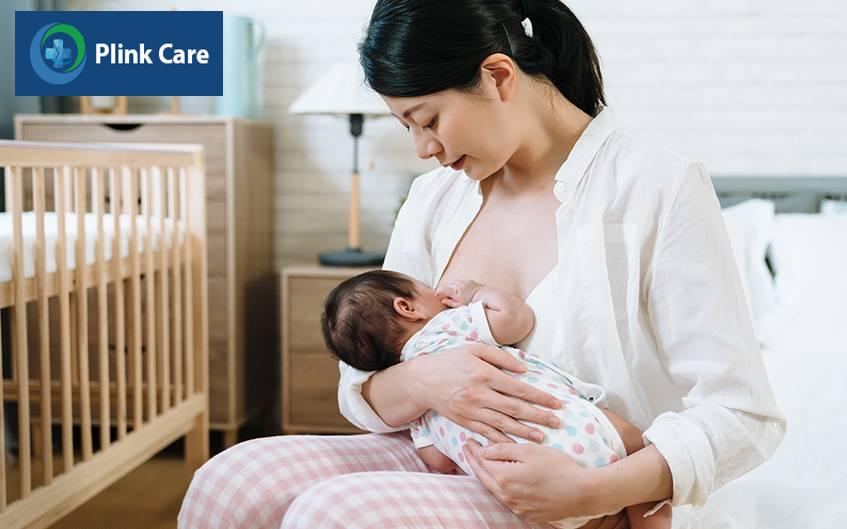 Ngồi cho bé bú là tư thế được nhiều mẹ áp dụng