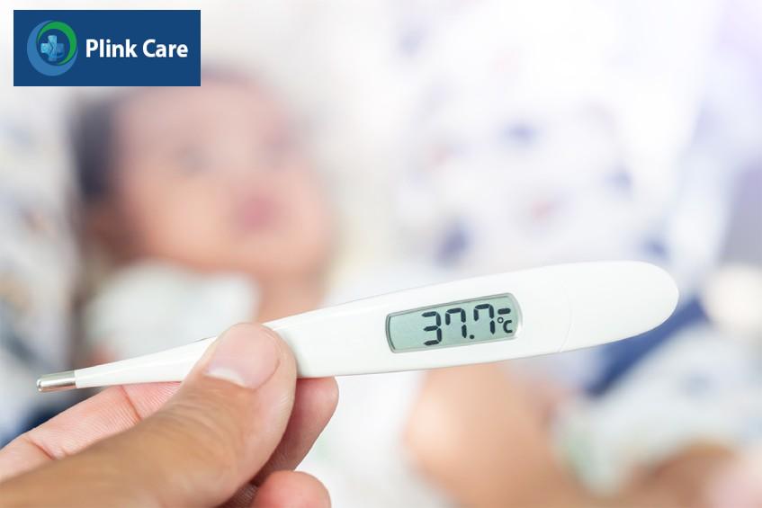 sử dụng nhiệt kế kỹ thuật số đo thân nhiệt cho em bé