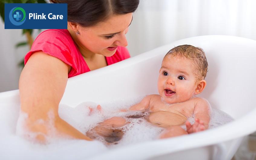 Tắm cho bé là khoảng thời gian gắn kết tình cảm của mẹ và bé