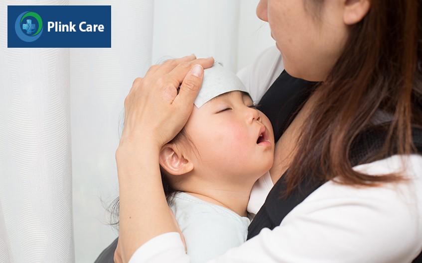 Trẻ bị sốt do virus quai bị xâm nhập