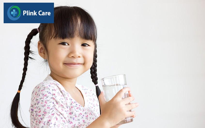 Trẻ bị viêm gan B nên uống đủ nước mỗi ngày