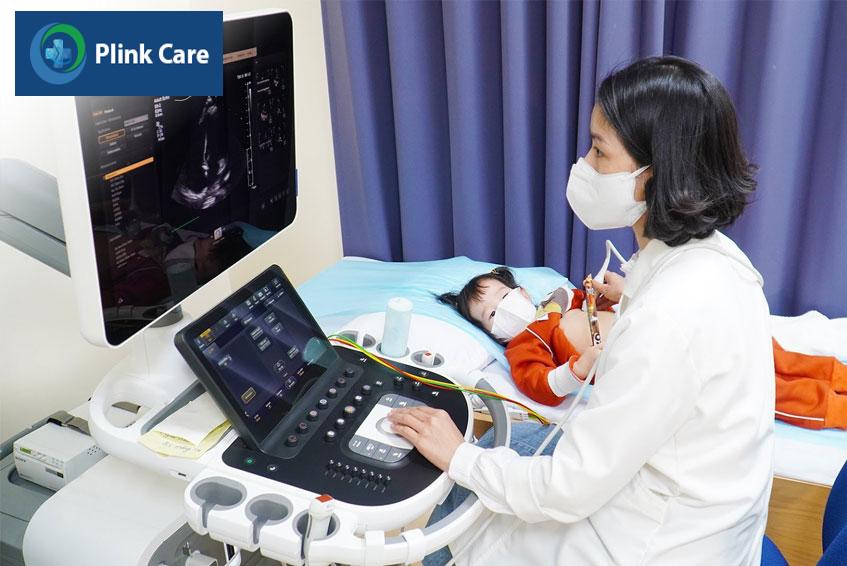 trẻ cần được siêu âm tim