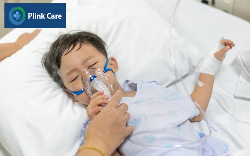 trẻ gối cao đầu trong tư thế nằm với sự hỗ trợ của máy thở