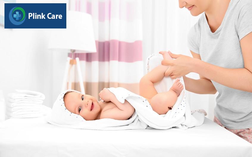 Trẻ sau khi tắm cần được giữ ấm