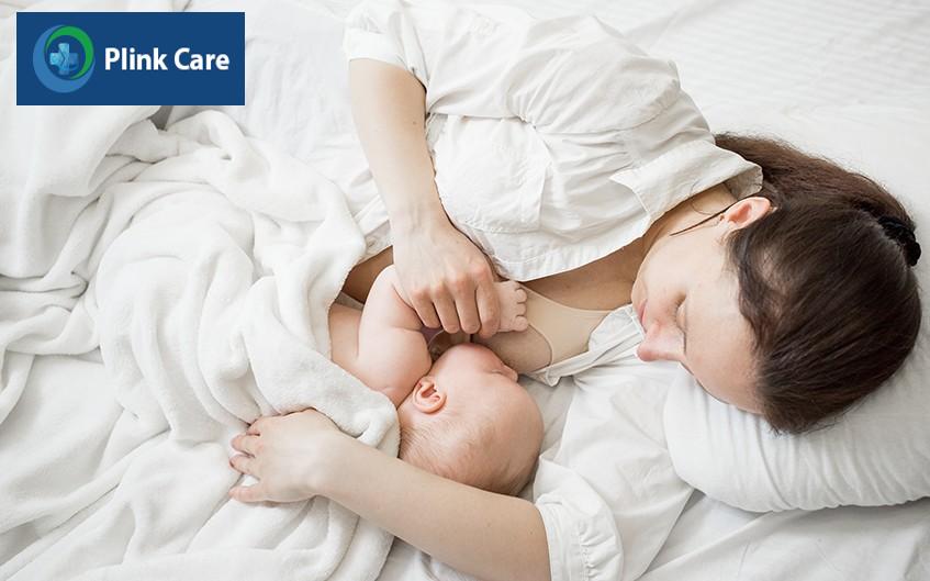 Tư thế nằm nghiêng một bên giúp mẹ và bé thư giãn