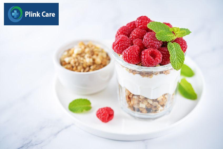Sữa chua không đường kết hợp với các loại hạt, trái cây