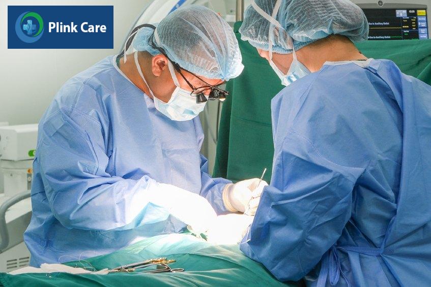 bác sĩ Nguyễn Đỗ Trọng phẫu thuật cho bệnh nhi bị u máu