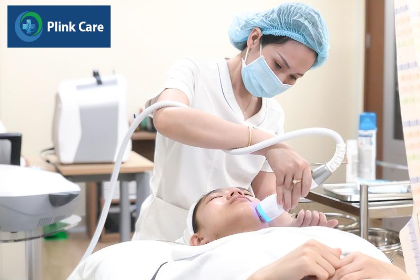 Thăm khám bác sĩ da liễu khi bị mụn nội tiết