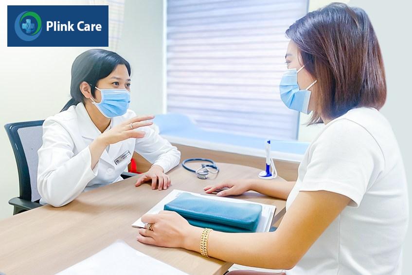 Bác sĩ Quỳnh Trâm thăm khám cho bệnh nhân