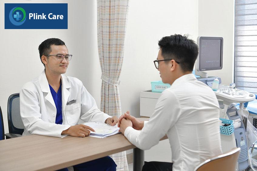 bác sĩ tiến hành thăm khám và tư vấn