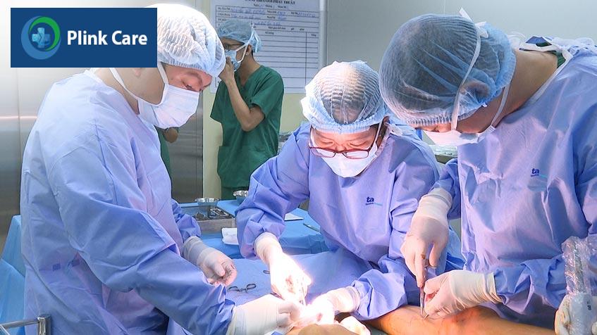 các bác sĩ thực hiện thủ thuật điều trị suy giãn tĩnh mạch