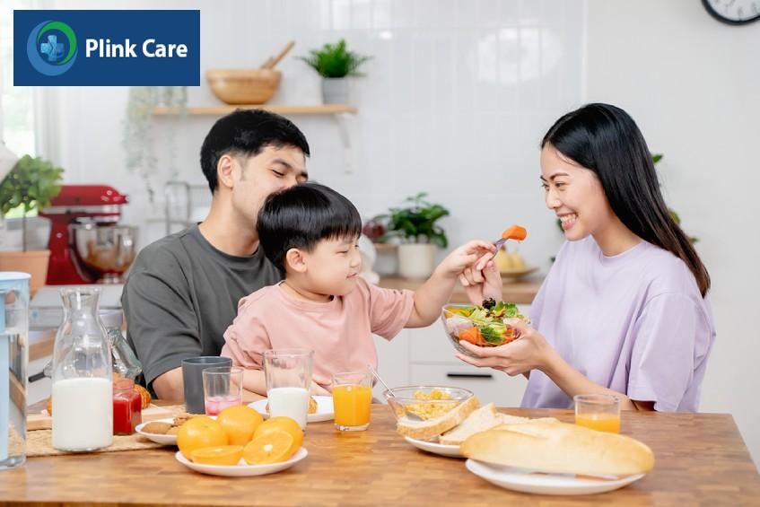 Cho trẻ ăn uống đủ chất, phù hợp