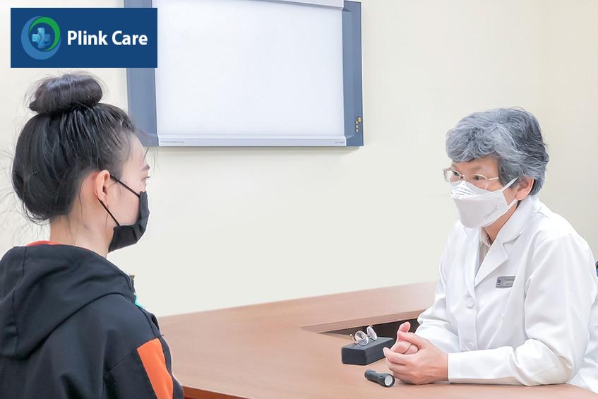 basc sĩ kiểm tra và tư vấn cho bệnh nhân
