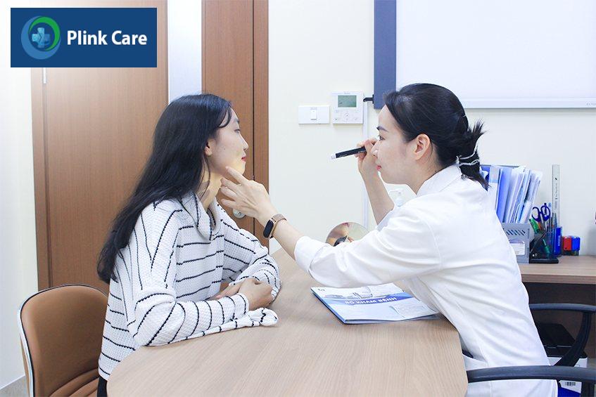 bác sĩ kiểm tra