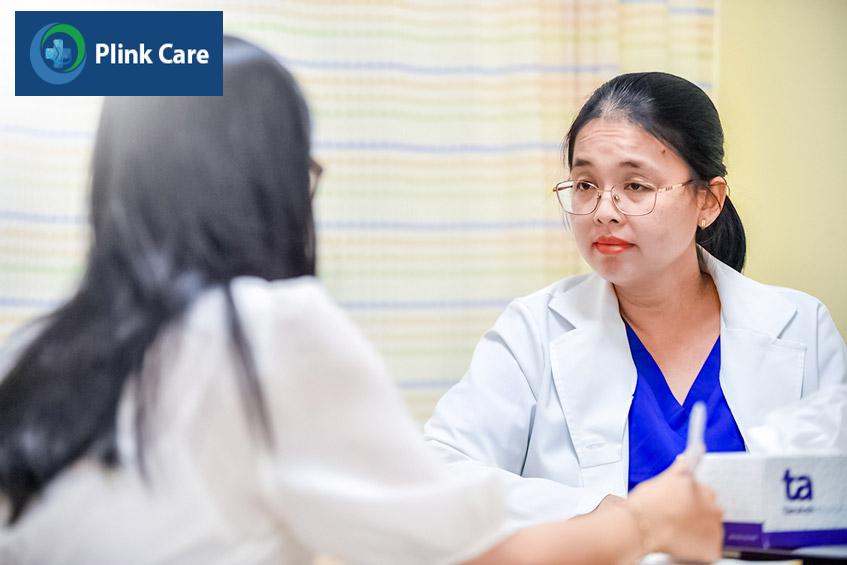 bác sĩ như đang thăm khám cho bệnh nhân
