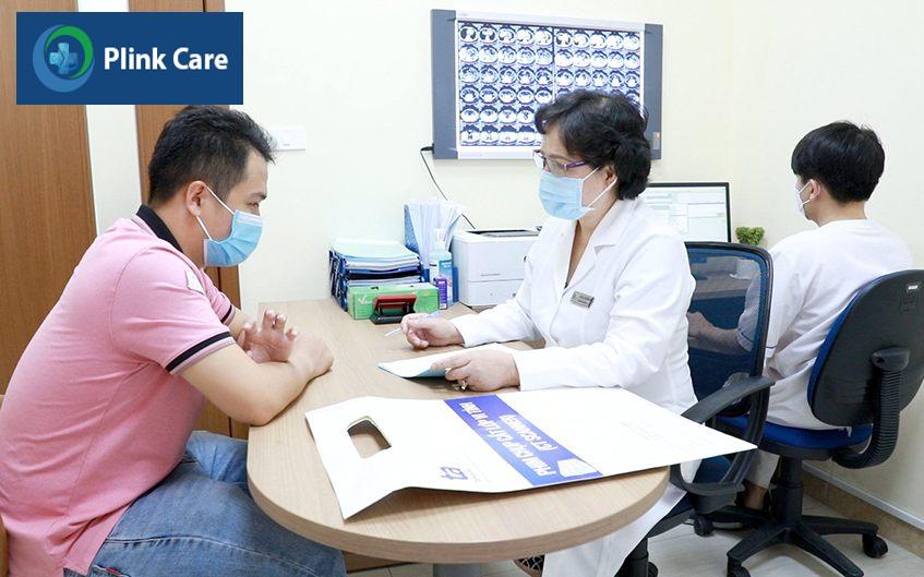 bác sĩ theo dõi tình trạng bệnh nhân