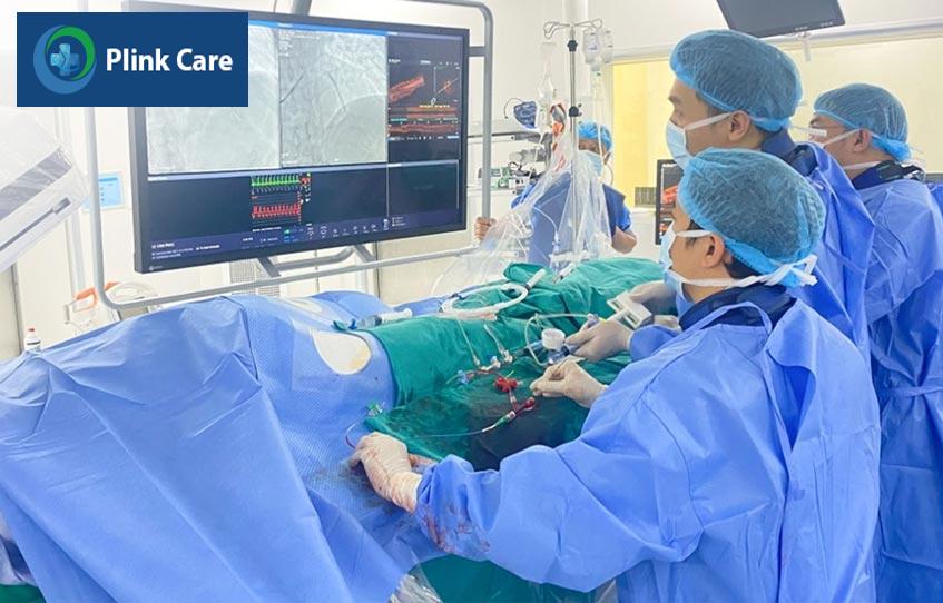 bác sĩ thực hiện can thiệp mạch vành qua da