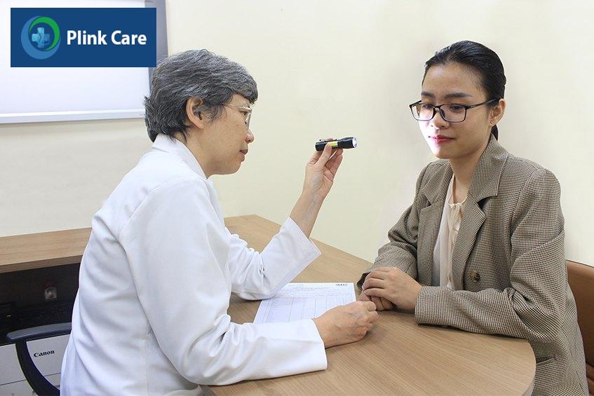 Bác sĩ dùng đèn để soi da