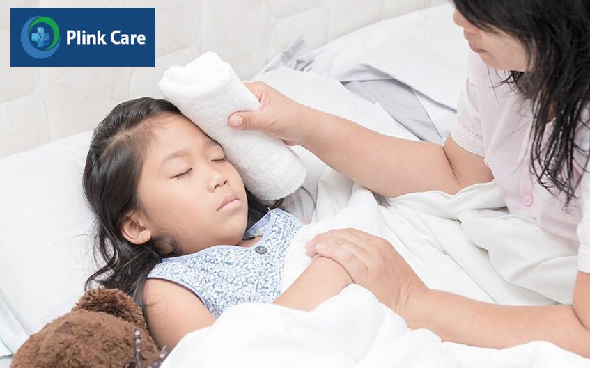 Mẹ có thể chườm ấm cho trẻ để hạ sốt vào ban đêm