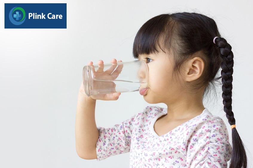 Trẻ bị sốt nên uống nhiều nước