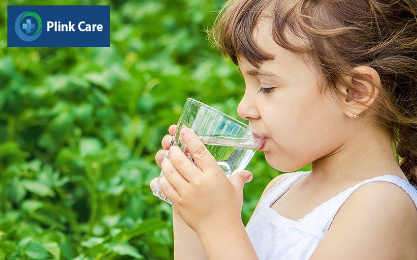 Trẻ cần được bổ sung đủ nước mỗi ngày