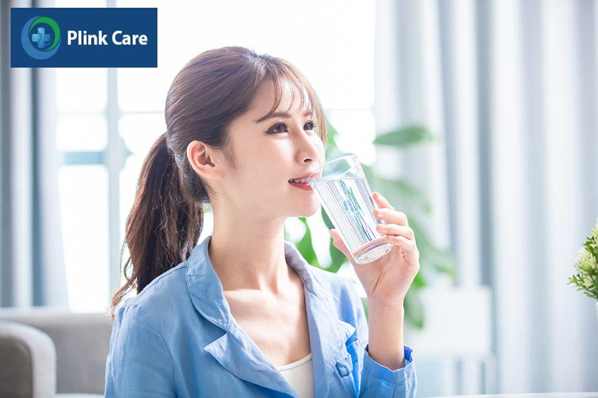 uống nhiều nước giúp giảm triệu chứng đau bụng