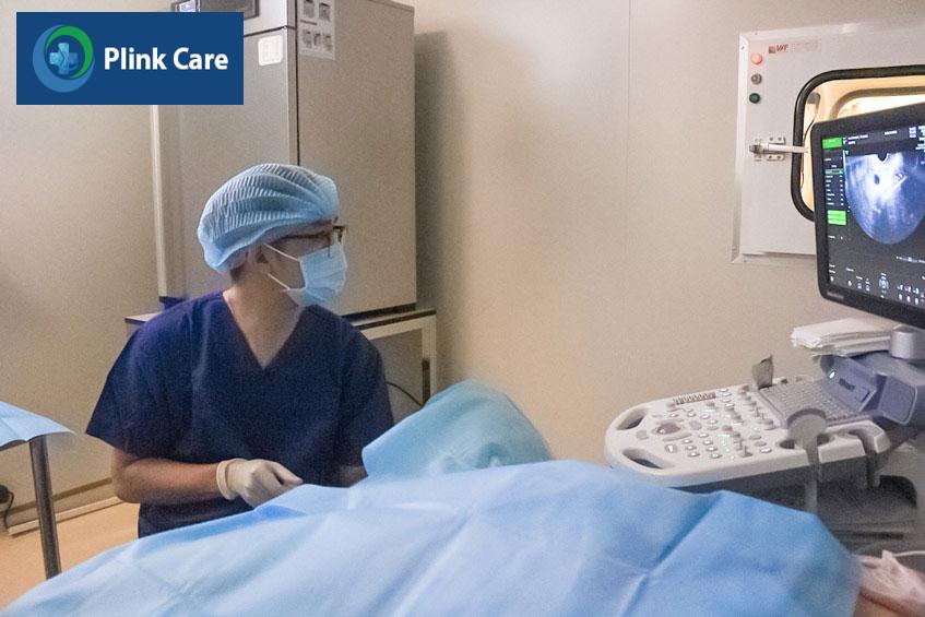 Bác sĩ tại IVFTA-HCM đang tiến hành chọc hút noãn cho bệnh nhân