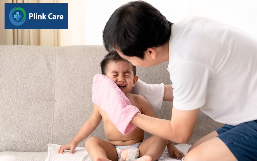 Lau người bằng nước ấm là cách hạ sốt cho trẻ nhanh