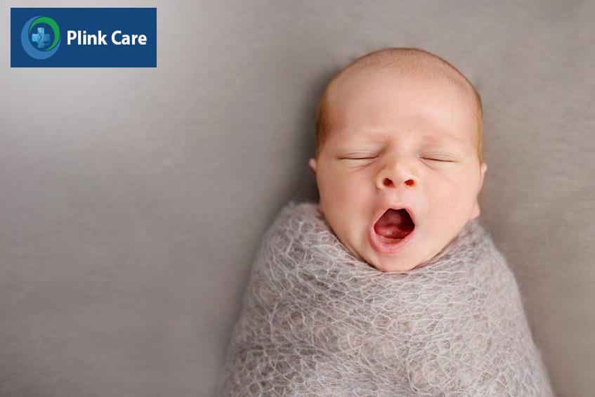 Quấn khăn và cho trẻ nằm ngửa khi ngủ