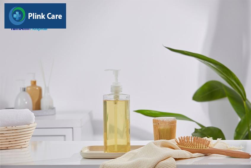 sử dụng dầu gội dịu nhẹ giúp giảm gãy rụng tóc