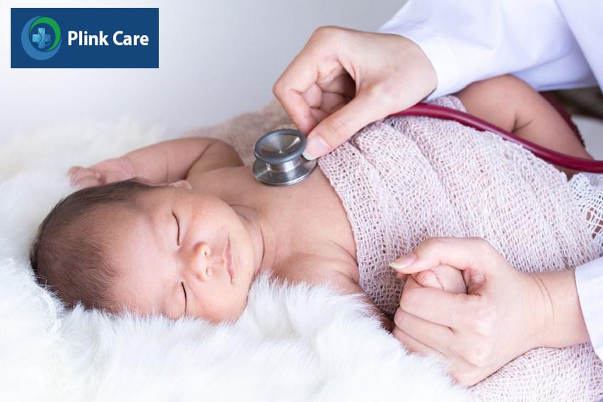 Trẻ sơ sinh bị sốt nên được đưa đến bệnh viện